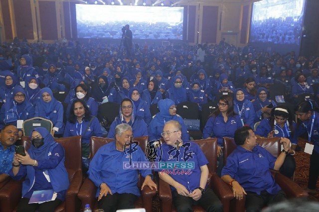 国阵成员党党魁都有出席，包括马华总会长拿督斯里魏家祥（前排左3起）、国大党主席丹斯里维尼斯瓦兰；左起为诺莱妮和阿末扎希。
