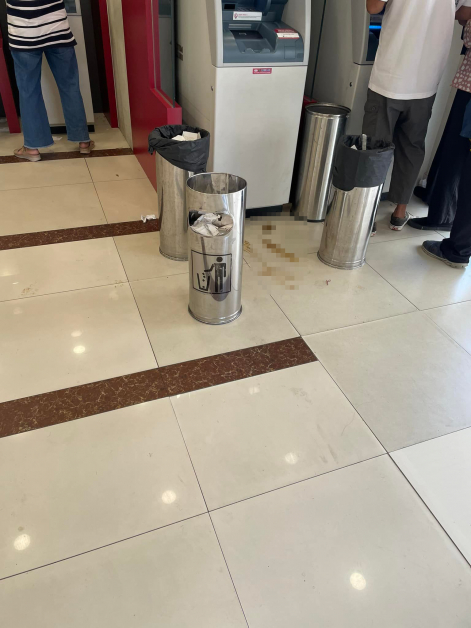 沙巴某银行提款机前的地面上出现粪便渍迹，令人作呕。