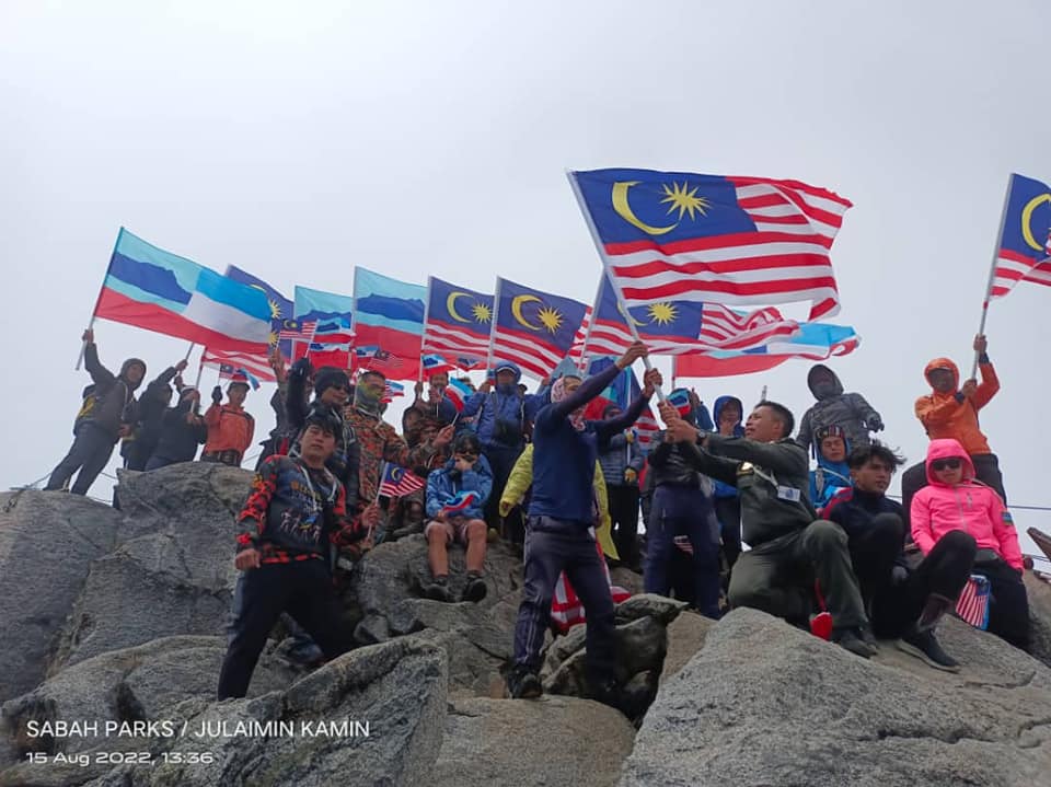 65名登山客完成任务，并在登上神山的最高峰时挥舞辉煌条纹。（图取自“Sabah Park”面子书专页）