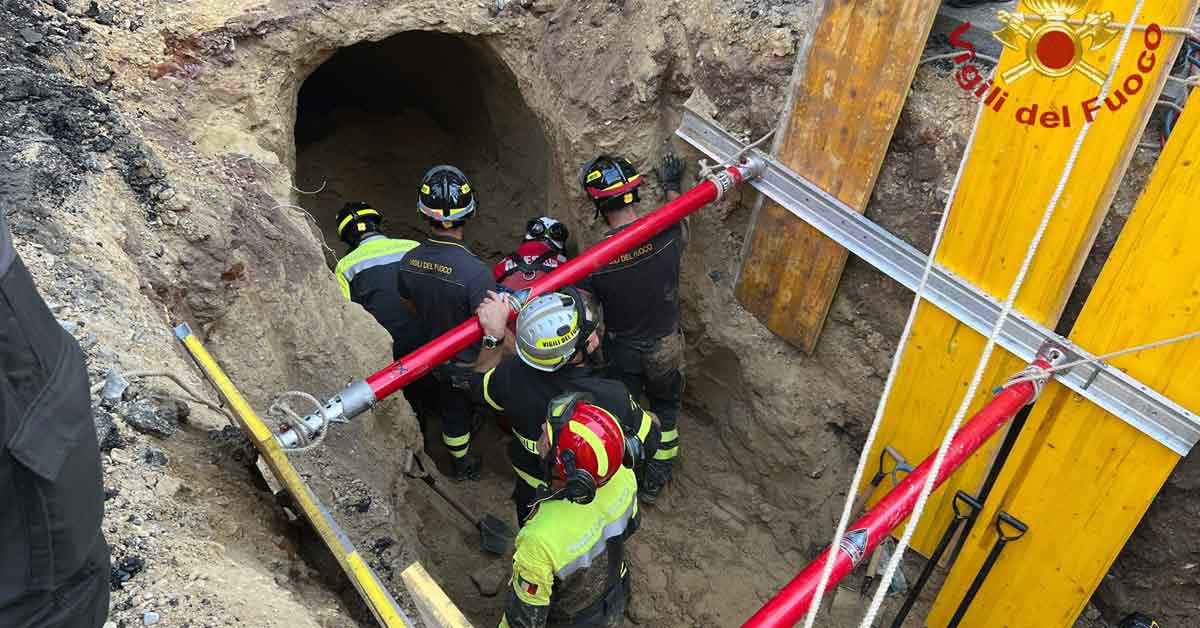 意大利搜救人员耗时8小时挖隧道，救出笨贼。（法新社）