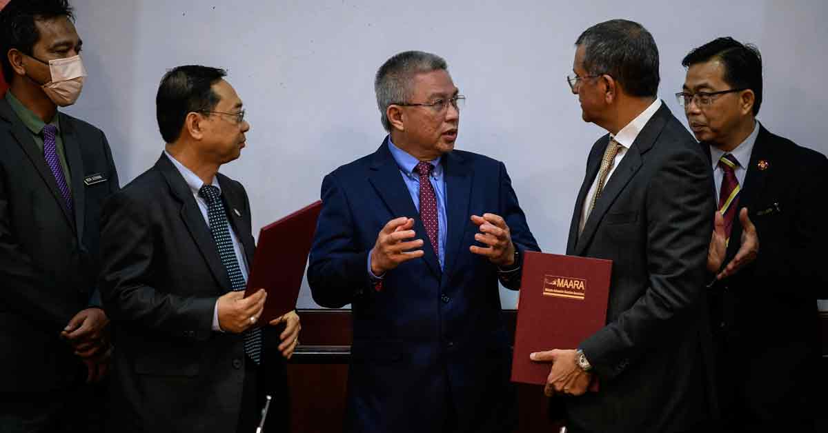 阿汉峇峇（中）见证马来西亚工艺大学和大马汽车再循环公会签署合作备忘录。左2起为阿末法乌兹和克汉。