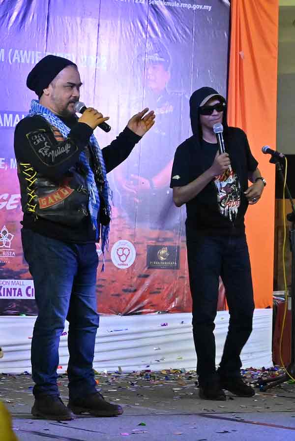 阿威（左）及赛夫阿伯同台演出，带来多首经典摇滚歌曲。