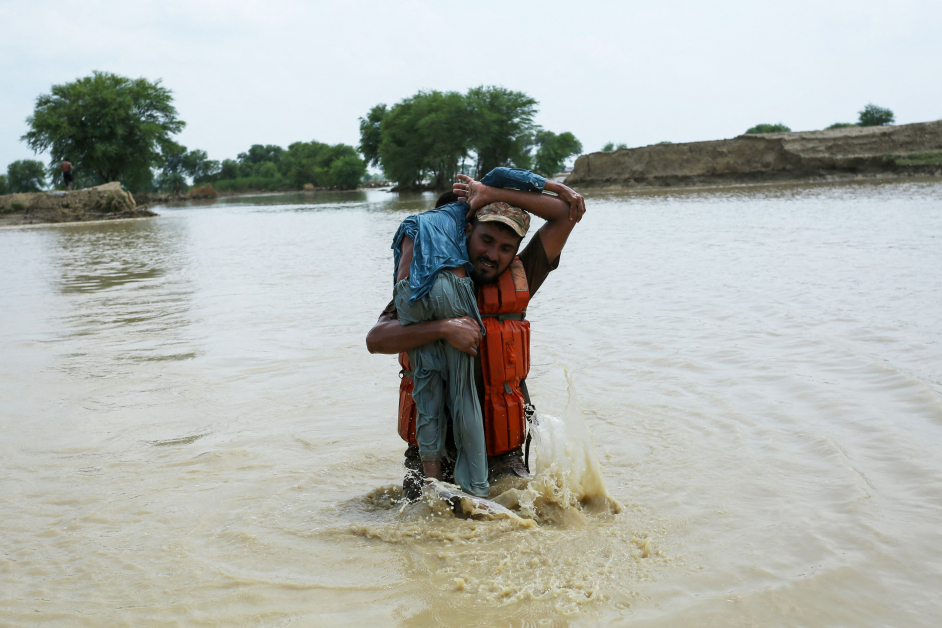 巴基斯坦遭逢严重洪灾，图为士兵2日救出一名儿童。（法新社）