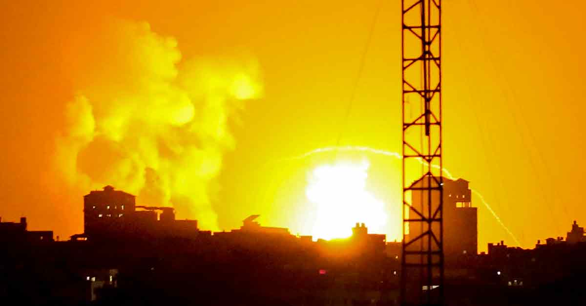 以色列周五空襲加薩走廊，天空冒出橙黃色火光。（法新社）
