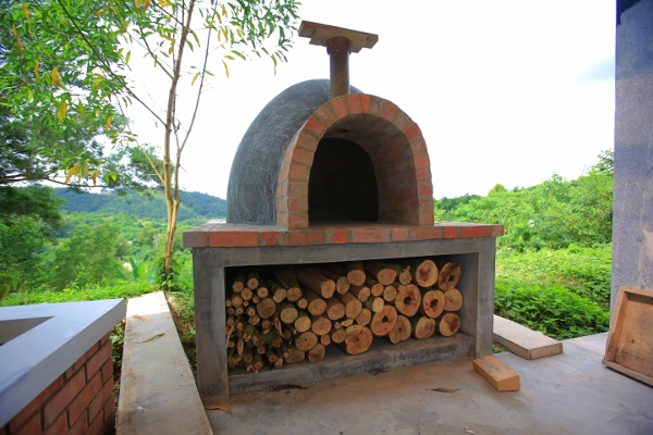 社区厨房概念，设有开放式的披萨烤炉。