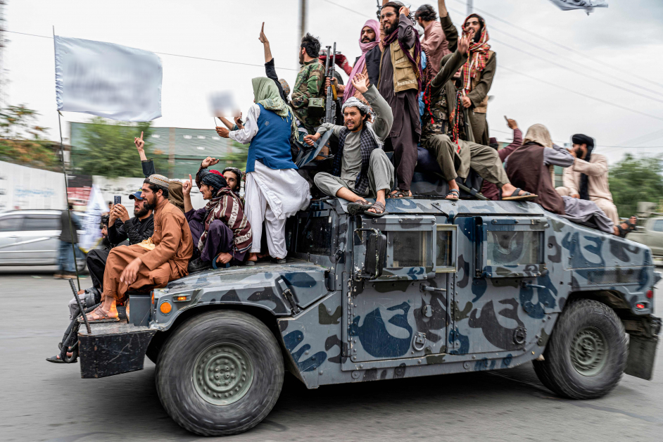 塔利班分子15日在喀布尔的美国大使馆外，庆祝塔利班复辟一周年。（美联社/ 法新社）
