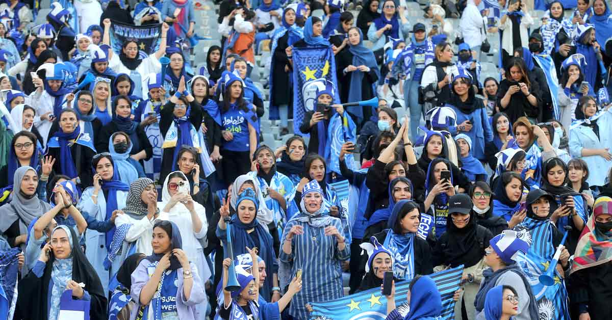 伊朗女球迷们周四获准进入德黑兰自由体育场，观看德黑兰独立足球俱乐部对上梅斯科尔曼的比赛。（法新社）