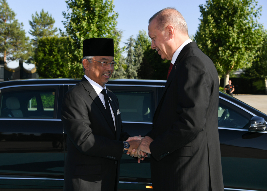 苏丹阿都拉陛下（左起）刚到土耳其总统府就获埃尔多安热情接待，两人握手寒暄。