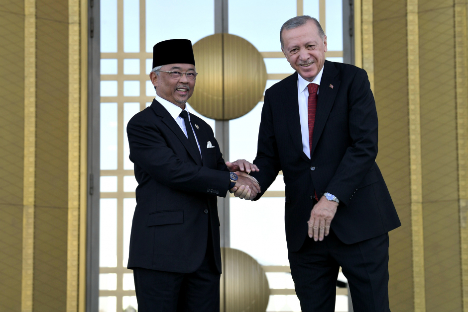 苏丹阿都拉陛下（左起）在土耳其总统府与埃尔多安握手致意。