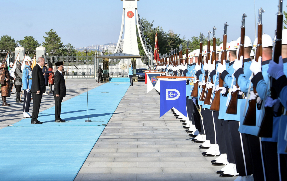 苏丹阿都拉陛下（前排左2）在埃尔多安（左）陪同下，检阅土耳其总统府的仪仗队。