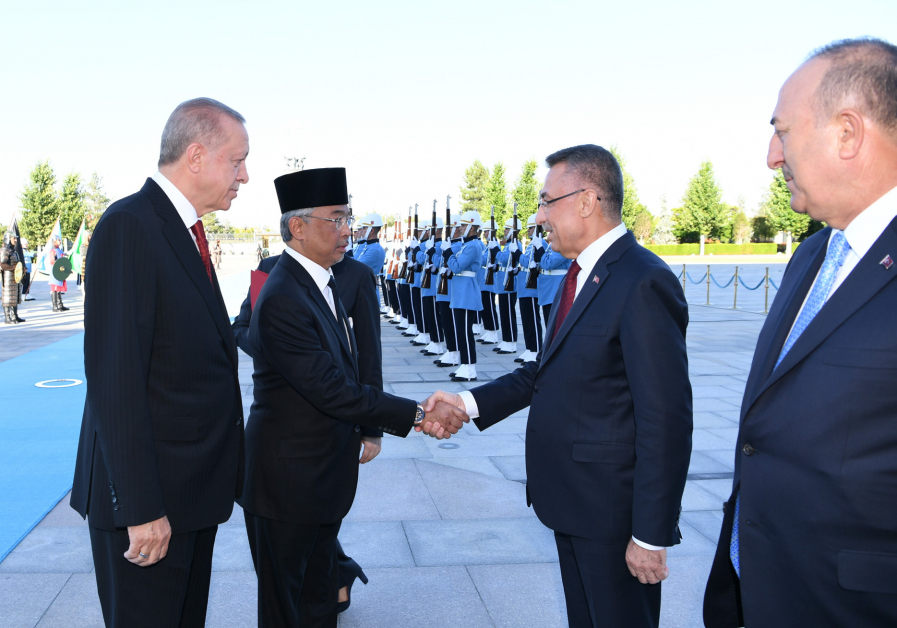 苏丹阿都拉陛下（左2）在埃尔多安（左）介绍下，认识土耳其内阁部长。