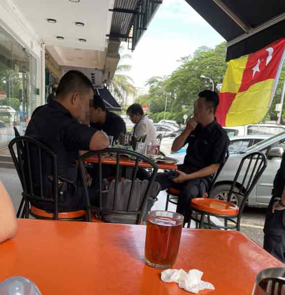 数名警员在餐厅用餐，其中一名警员在禁止抽烟的餐厅抽烟，引起隔壁桌女子不满。