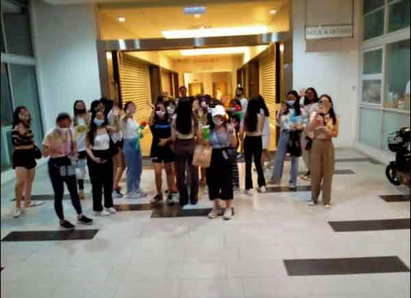 19名华裔女学院生离开电梯后，开心向镜头挥手。