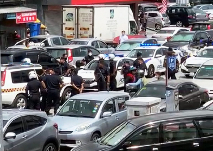 灵市SS2闹市现场有多名警员及多辆警车执法，场面非常震撼。