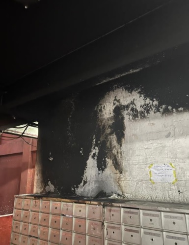火势已被消拯员扑灭，可见信箱上方的天花板已被熏黑。