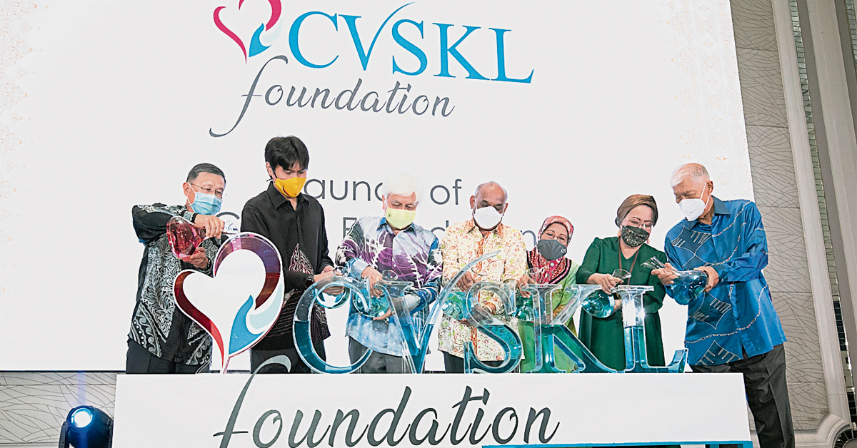 端姑慕里兹（左3）推介CVSKL基金会，左起为温成泉、东姑阿里礼道丁、拉斯巴尔星、卡蒂嘉、嘉米拉和阿扎德。