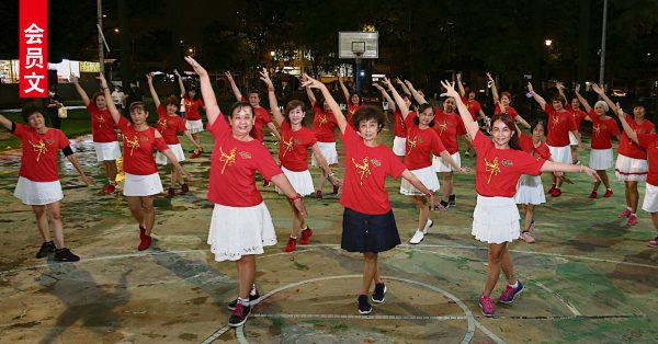 （前排左起）区春琴、刘五妹和许静如都觉得，跳排舞的获益不只是重获健康，从姐妹们的身上也学习到不同东西，促使自己有更大的成长空间。