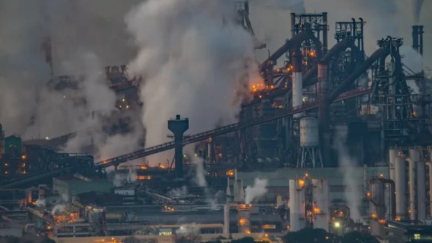 乌克兰马里乌波尔的亚速钢铁厂，遭俄军袭击后冒出滚滚浓烟。（档案照）