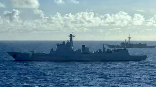 网络上流传台湾安成功级巡防舰（后）在高雄港外海跟监中国长春舰。
