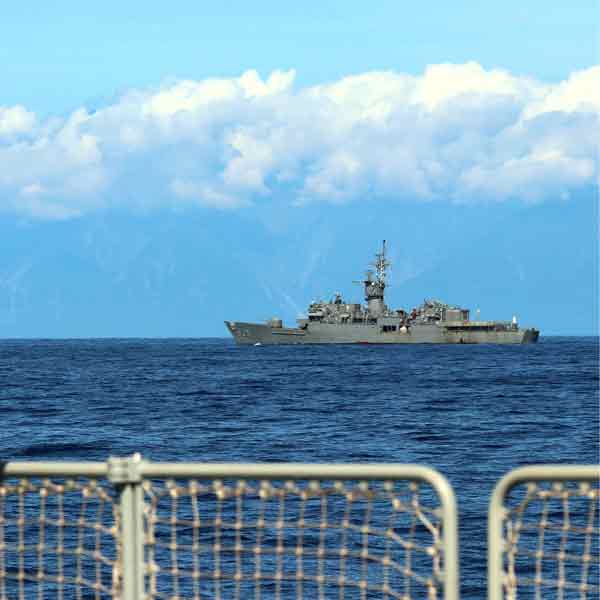 解放军船舰拍摄的台湾军舰近景。（新华社）