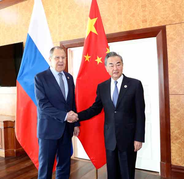 王毅（右）5日在金边会见俄罗斯外长拉夫罗夫。（新华社）