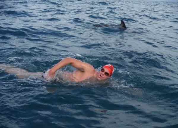亚当在海里差点遭受攻击，一群海豚结队营救。