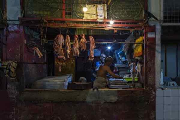 斯里兰卡最大城市科伦坡的一家肉摊贩。（档案照）