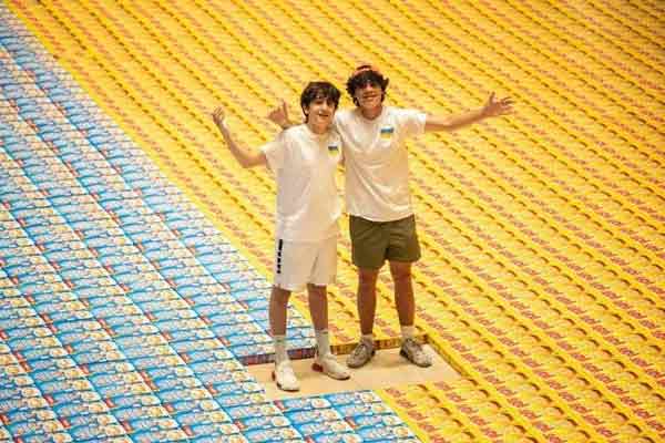 美国青少年用5000个早餐谷麦片包装盒，拼成巨幅乌克兰国旗。