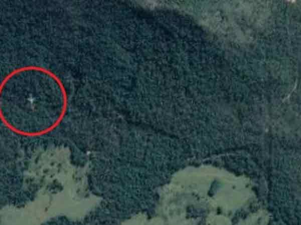 有网友发现在澳洲昆士兰北部雨林中，出现一架疑似坠落的客机。