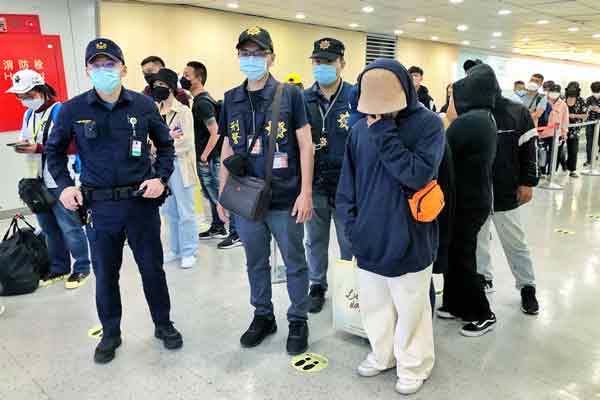 柬埔寨打工诈骗案频传，7名台湾人付赔偿金后获释，周二搭机自柬埔寨返台。（中央社）