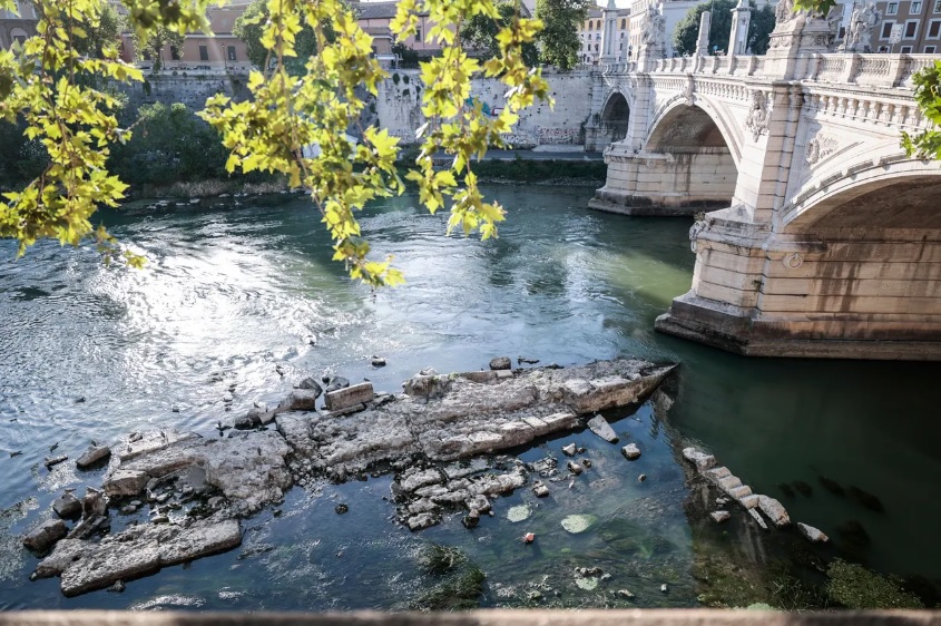 罗马台伯河水位下跌后，一座古桥的废墟出现在人们眼前。这座桥，可能是公园50年前后尼禄皇帝时代建造的。