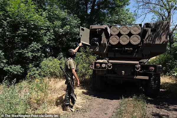 7月1日，乌克兰军人在检查正版海马斯系统。