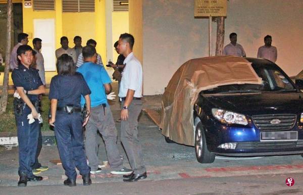 劫案发生后，警方到场调查，钱币商轿车车窗被砸破。（新明日报／档案照）