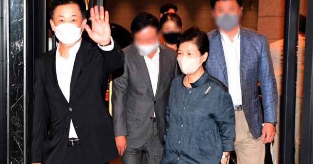 8月25日晚，朴槿惠（右2）现身首尔一家中餐厅。