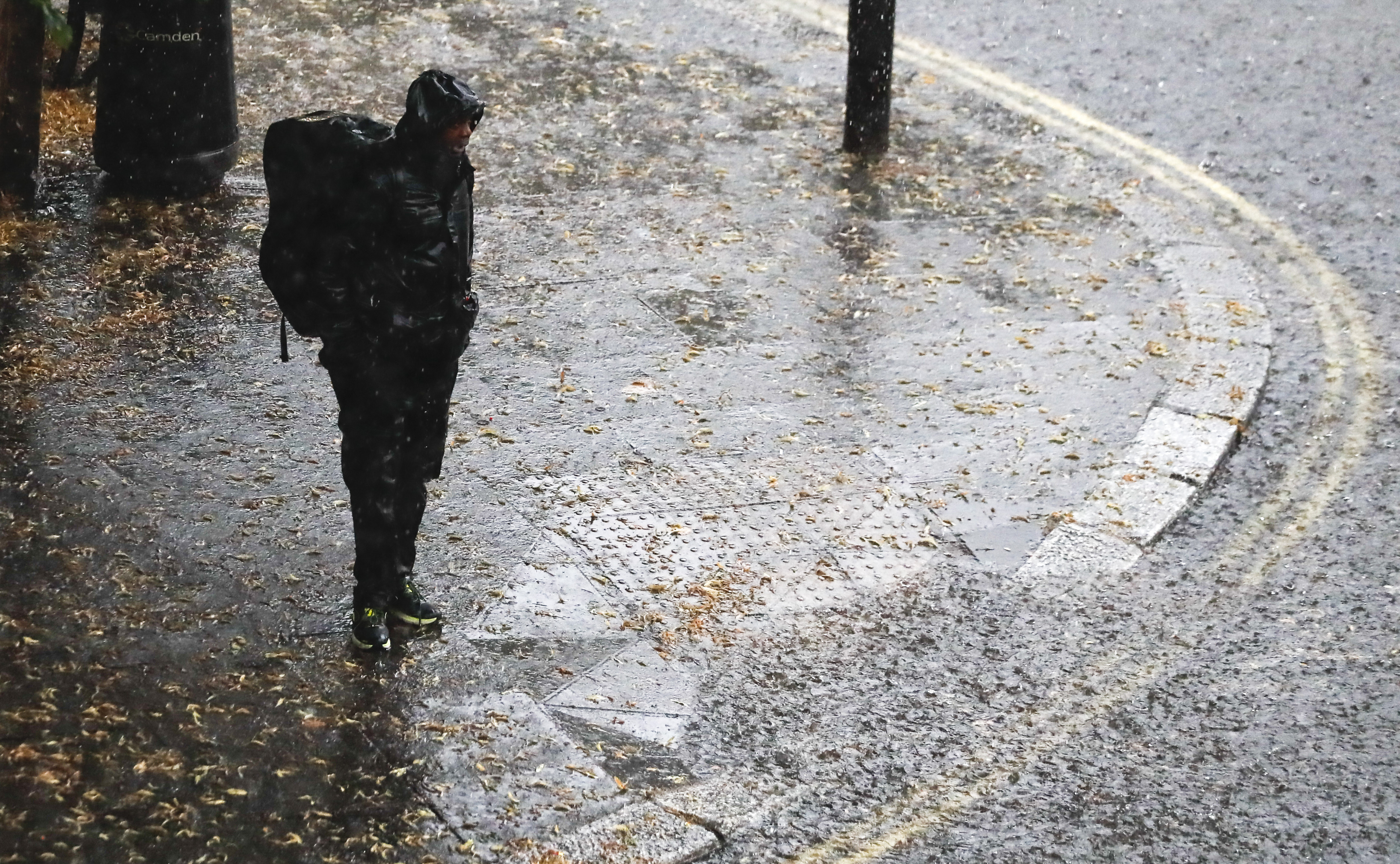  7月25日，英国伦敦遭遇强雷雨天气，造成市区一些路段路面积水，车辆被困，一些地铁车站被迫关闭。（新华社/示意图）
