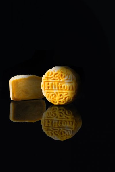顶级猫山王冰皮月饼每年都必定成为众人的目光，金黄的外皮，香滑浓郁的果王香，是榴梿爱好者的首选。