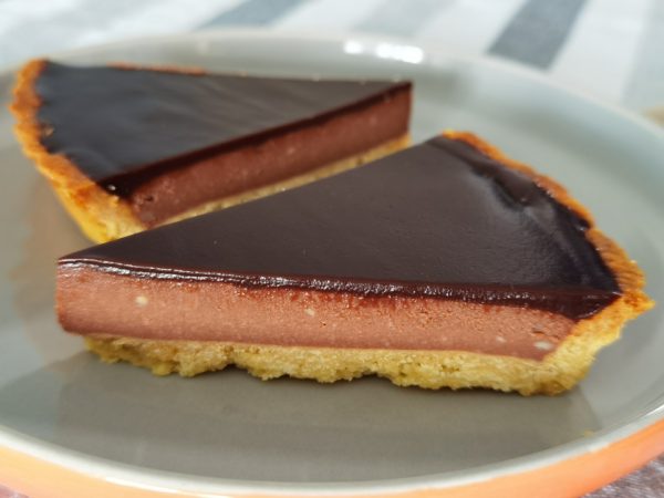 陈文仁爱吃巧克力芝士蛋糕，于是将巧克力芝士蛋糕放入派皮中。口感顺滑略甜，且巧克力风味厚重的巧克力派，采用60%黑巧克力制作，喜欢巧克力的你不妨一试。