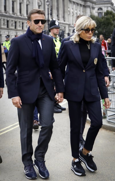 法国总统马克龙和妻子布丽吉特抵达西敏厅。（欧新社）