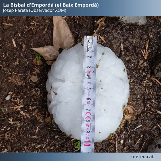 网民在社交网发布照片，显示冰雹有如鸡蛋大小，甚至有直径达10公分。
