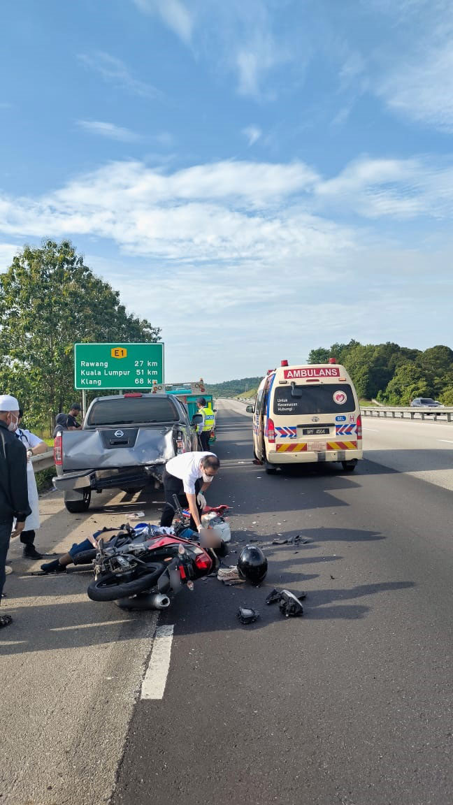 摩哆騎士失控撞上停在緊急車道的貨卡，撞上1輛因拋錨停在緊急車道的貨卡後部，當場死亡。</p><p>這起車禍於今早8時40分，1輛摩哆在大道行駛時突然失控，來自烏魯雪蘭莪。事發時，