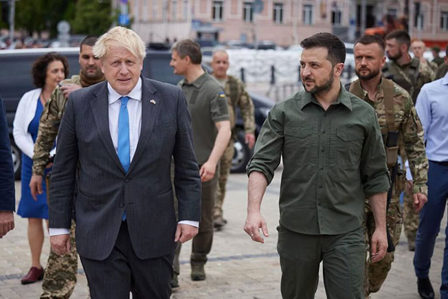 约翰逊（左）已两次访问基辅，且跟乌克兰总统泽连斯基（右）建立私交。 