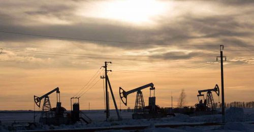 OPEC+同意大幅减产  国际油价续攀高【内附音频】