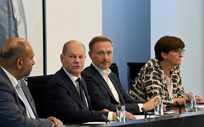 德国总理朔尔茨（左2）与执政盟友，周日公布对抗能源价格飙升的纾困措施。（法新社）
