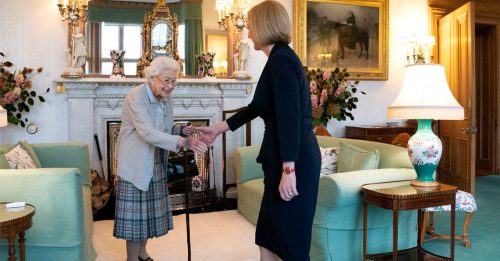 接受女王任命 特拉斯正式成为英国首相