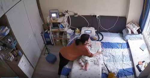 ◤四川6.8级地震◢ 宝宝离不开呼吸机 母亲用身体护住：先砸我吧