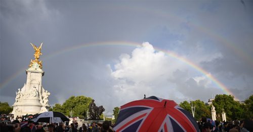 ◤英女王驾崩◢ 白金汉宫上空现双彩虹 民众：女王真的离开了