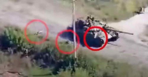 ◤俄乌开战◢ 俄军坦克狼狈狂逃 士兵一个个摔落地