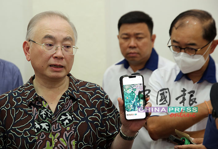 魏家祥（左）在马汉顺陪同下，展示失联直升机可能肇事的地点。