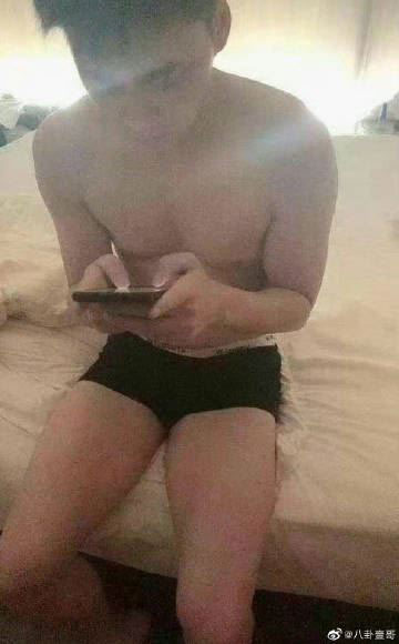 疑似李易峰只穿着贴身小裤裤，坐在床边看手机的照片曝光。
