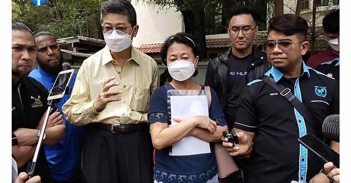 其中一名受害者的母亲（左二）指出，她儿子早前被银行翻译员的招聘广告所吸引，到曼谷应聘后就被2名男子绑架。